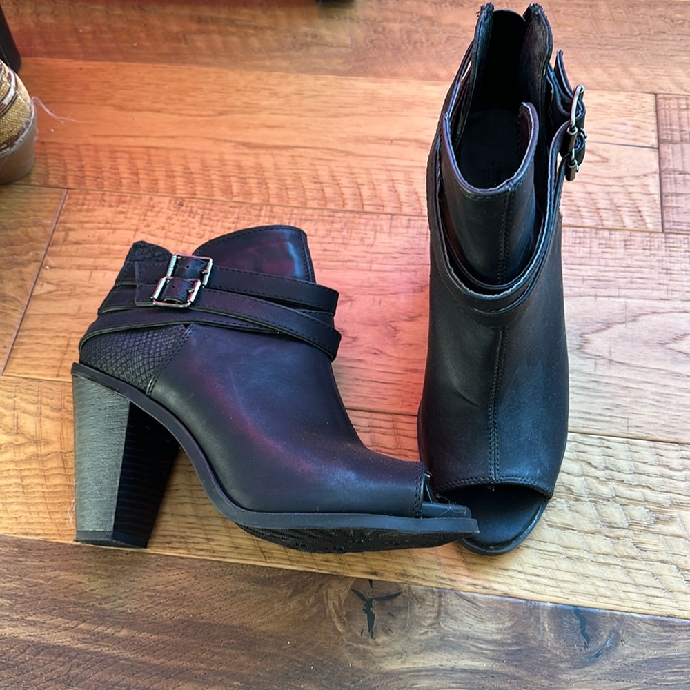 Simply Vera Wang black open toe ankle boots